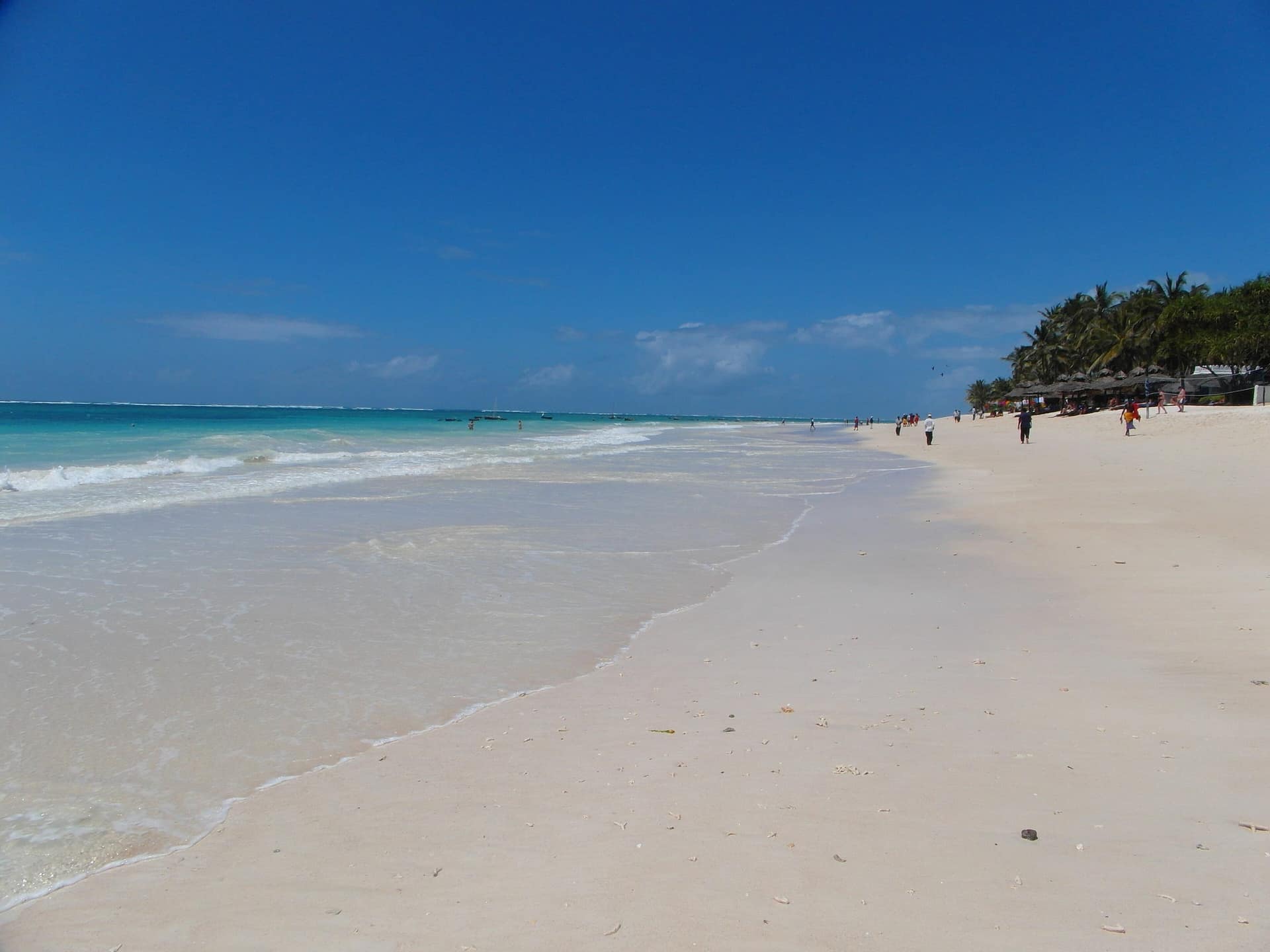 La lunga spiaggia di sabbia bianca di Diani, sulla costa sud del Kenya