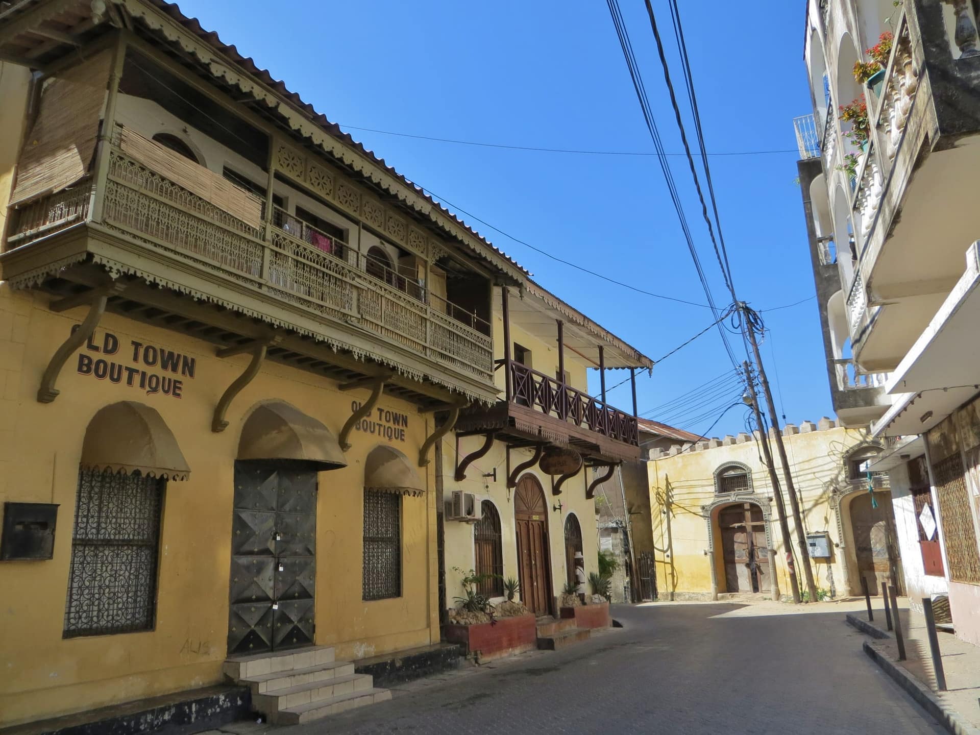 Edifici con balconi lungo una strada della Città Vecchia di Mombasa