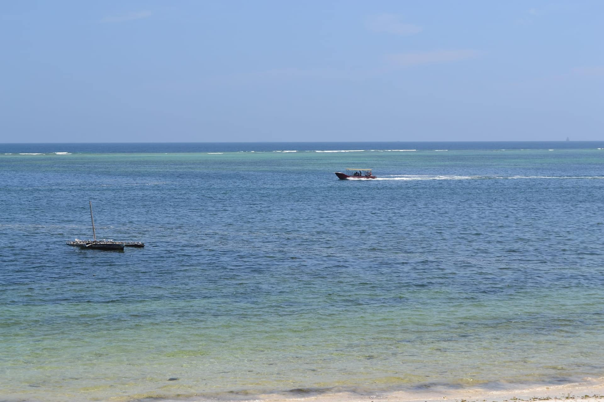 Fischerboote auf dem Wasser vor dem Nyali Beach in Mombasa