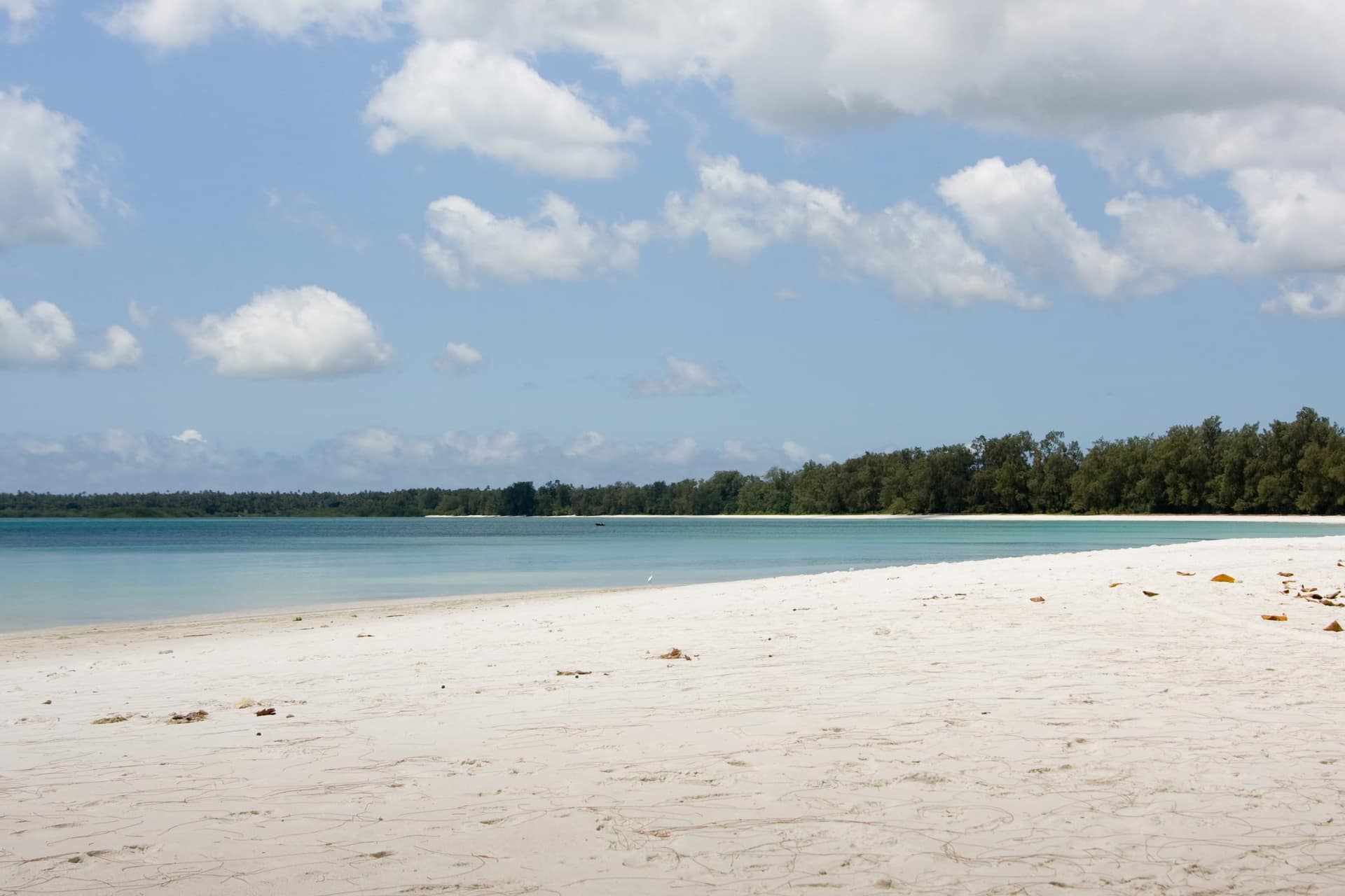 Sabbia bianca e acqua limpida a Vumawimbi Beach, sull'isola di Pemba