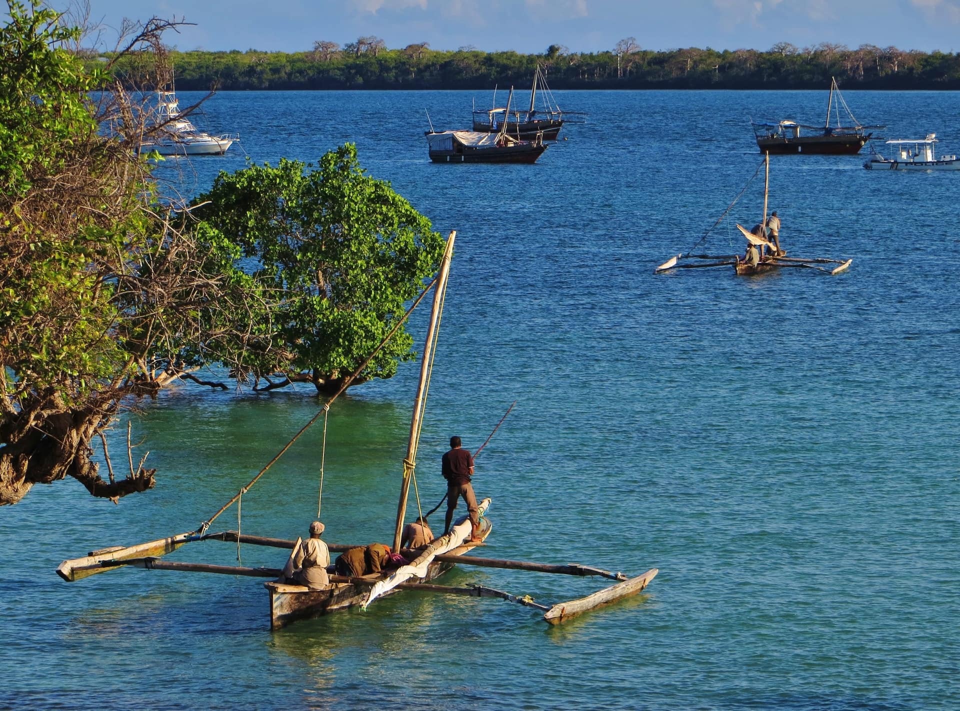Fischer auf einem traditionellen Auslegerboot bei Shimoni