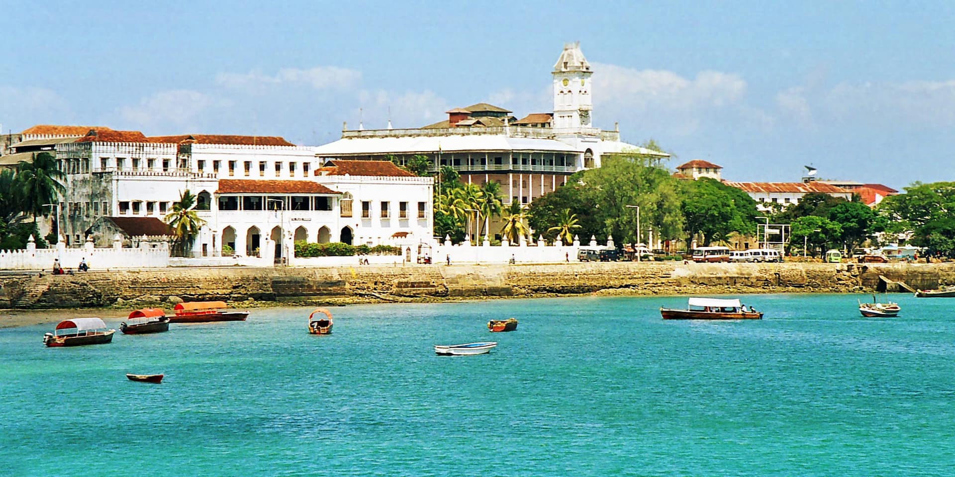 Boote im türkisfarbenen Hafen vor Stone Town, Sansibar