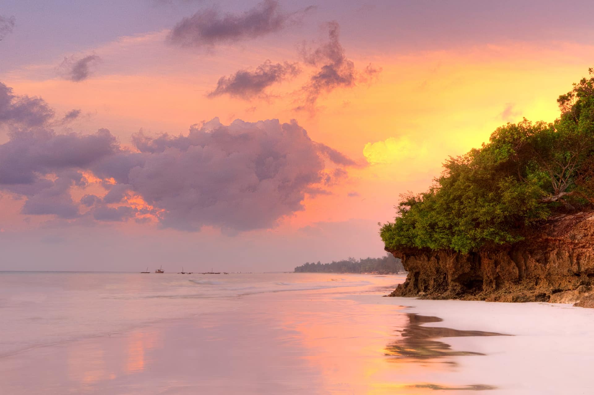 Amanecer sobre el océano Índico en Diani Beach, en la costa sur de Kenia