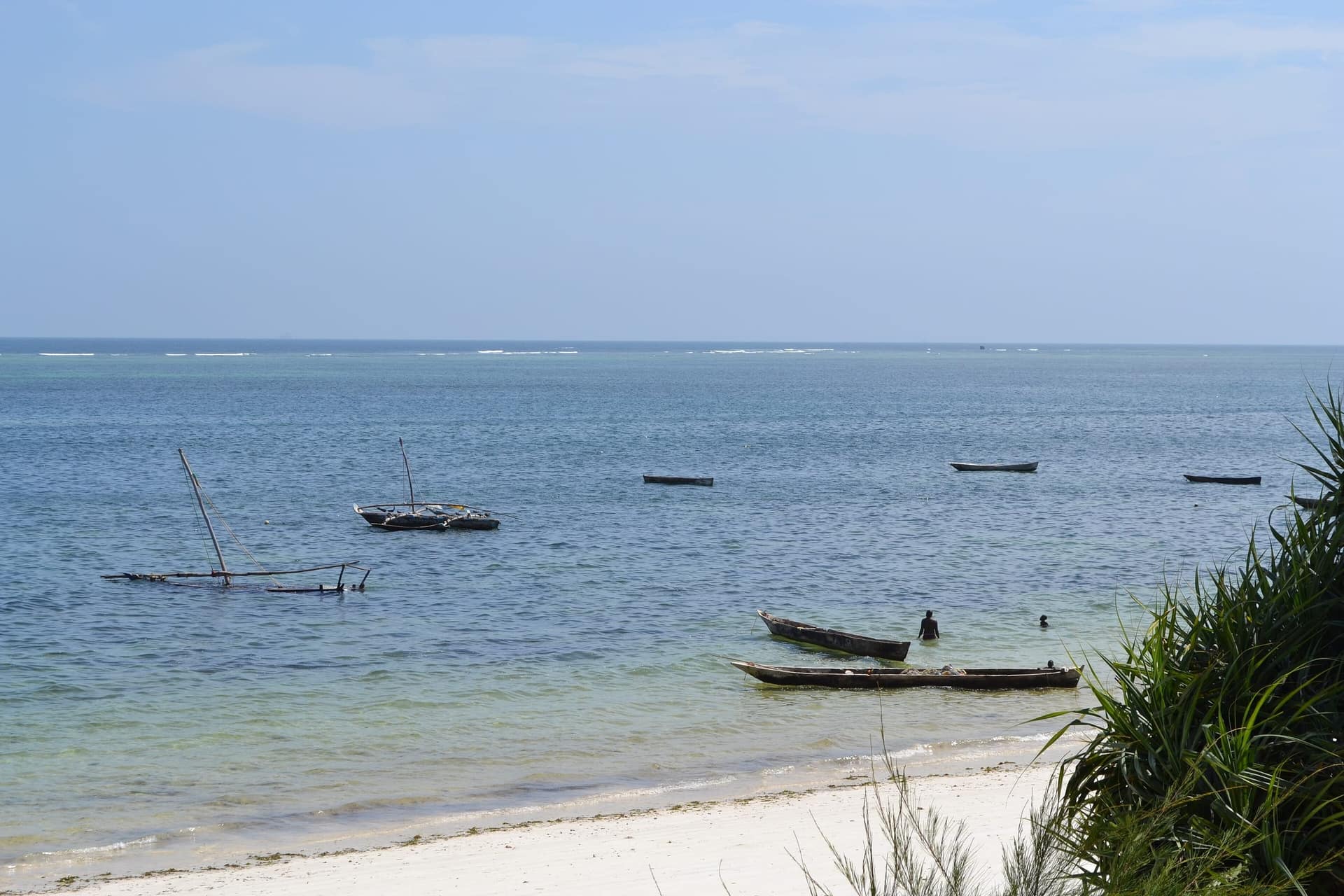 Des bateaux de pêche amarrés au large de Nyali Beach, à Mombasa, à marée haute